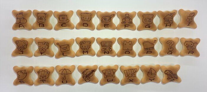 コアラのマーチくんとハローキティがお互いを真似っこしたりしているかわいいコラボ絵柄10種とアルファベット26文字の絵柄