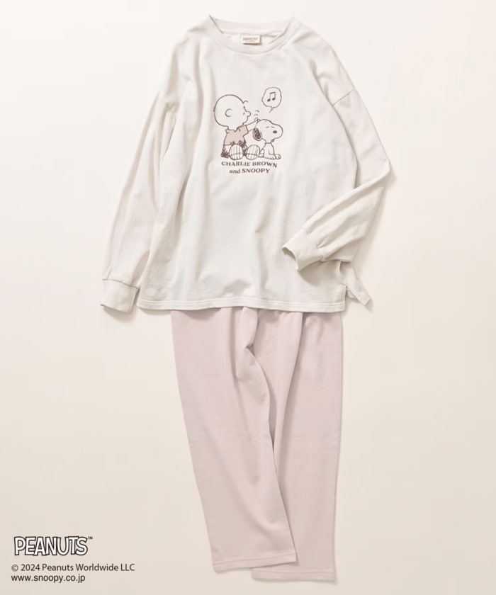 ボトムスはリラックスタイムにも便利な両脇ポケット付き