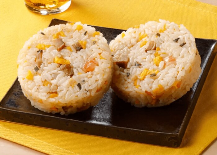 セブン-イレブンの新商品：赤坂四川飯店監修 五目炒飯おむすび