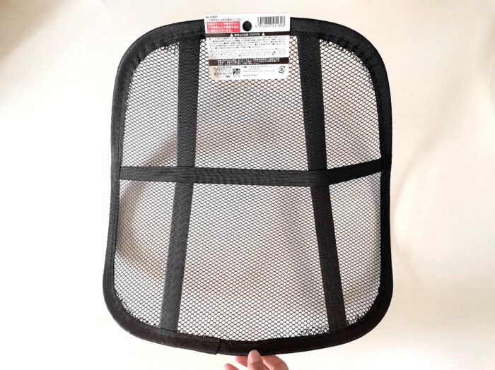 裏側の横向きのゴムをイスの背もたれに取りつけて使用します