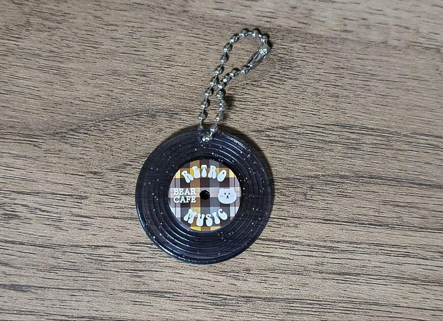 筆者撮影（セリア、キーホルダー レトロテープ＆レコード）