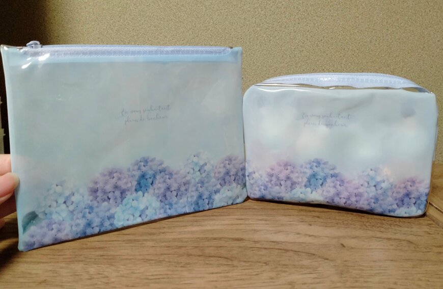 筆者撮影（キャンドゥ、フラットポーチ PVC あじさい柄・クリアポーチ PVC あじさい柄）