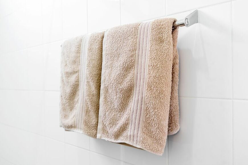 義母が来るのに…　北海道で購入した「想像もしなかったタオル」をトイレにかけた夫にツッコミ続出