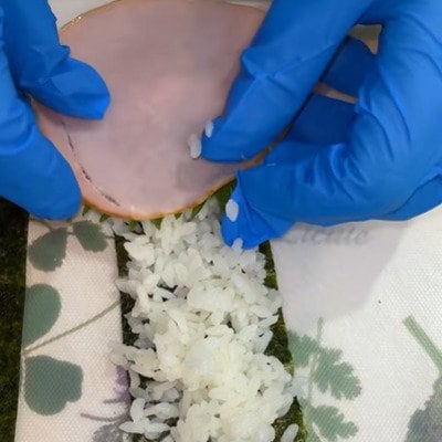 【お弁当術】妻が夫に作る〈お花海苔巻き弁当〉。ハムを花びらに、大葉を葉に見立ててバラの形を作り、彩りのバランスを整えて見栄えを華やかに仕上げる工夫