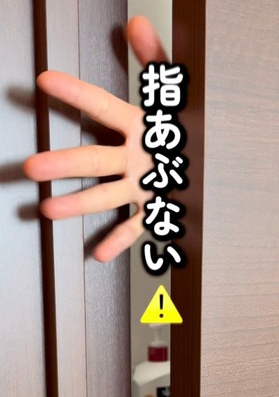 「DIYでできちゃうのありがたすぎる...！」子どもがドアに指を挟みそうで怖い→〈クリアファイル〉を使った30代ママの超簡単な対策に大反響