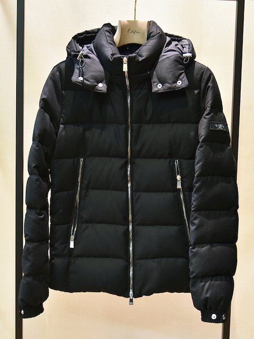 イタリアの名門生地メーカーであるロロピアーナ社の生地、Super150のウールにシルクを混紡した軽量ウールを表地に使用。タイトなシルエットに加え、身頃にダーツを入れる事で立体的ですっきりとしたシルエットを実現している。TATRAS / DOMIZIANO ¥137,500（税込み）