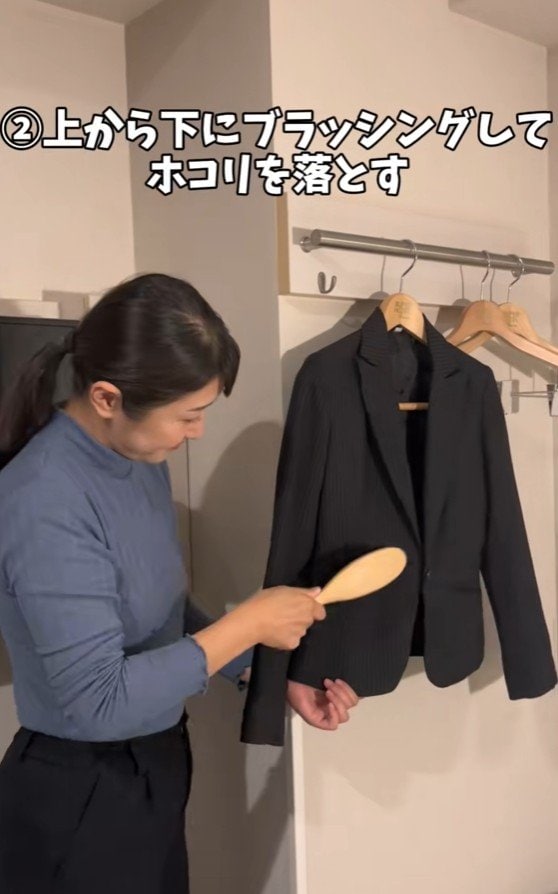出所：@superhotel_official「洋服ブラシの使い方とコツを伝授」