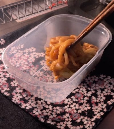 53歳の母が子どもに作る〈焼きうどん弁当〉お花型ハムにくるくるちくわ…ひと手間かけた華やかな仕上がりに「愛情いっぱいのお弁当ですね」の声