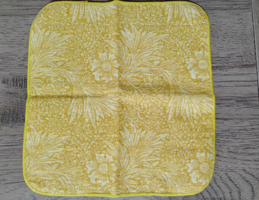 筆者撮影（セリア、タオルハンカチ ウィリアム・モリス）