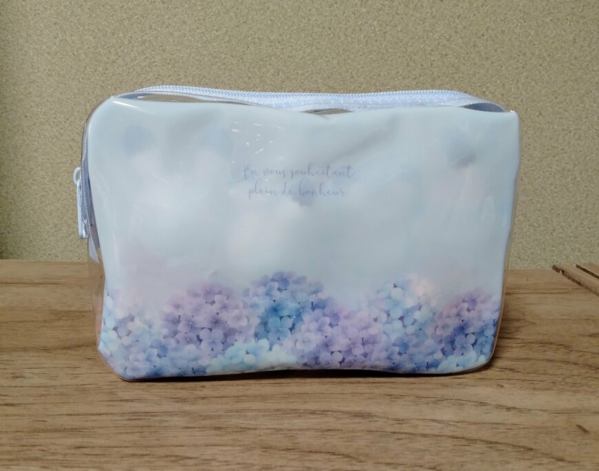 筆者撮影（キャンドゥ、クリアポーチ PVC あじさい柄）