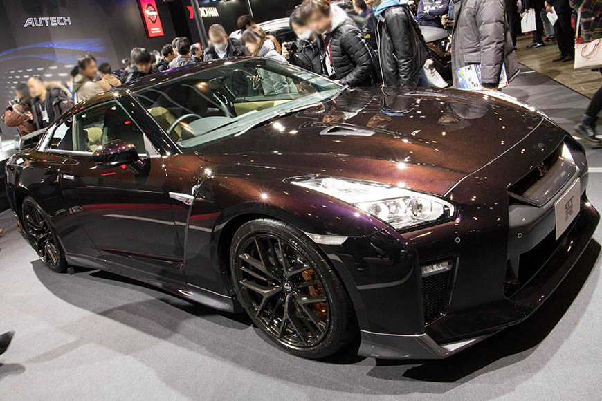 光の当たる角度でさまざまな色を見せる