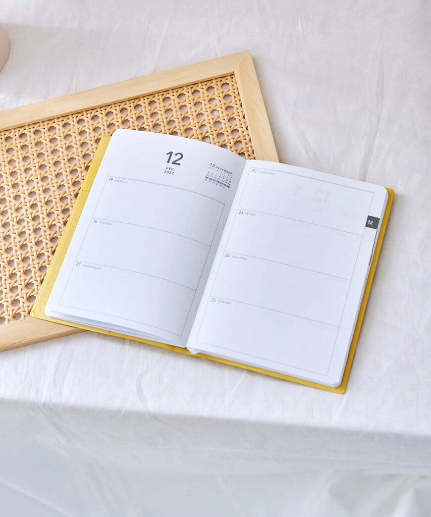 出所：3COINS(スリーコインズ) B6サイズポケット付き手帳