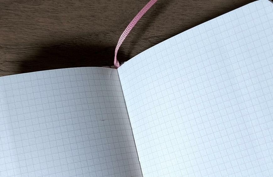 筆者撮影（キャンドゥ、ハードカバーノート 96P 方眼 ふわふわ猫柄）