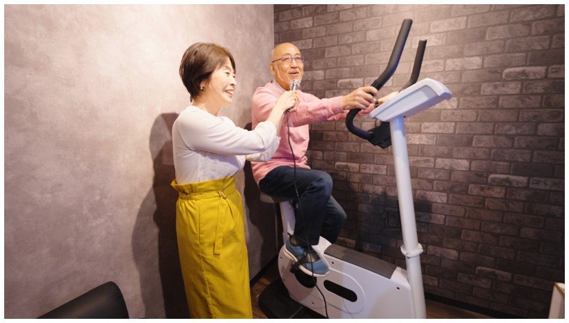 カラオケしながらトレーニングしている人の写真