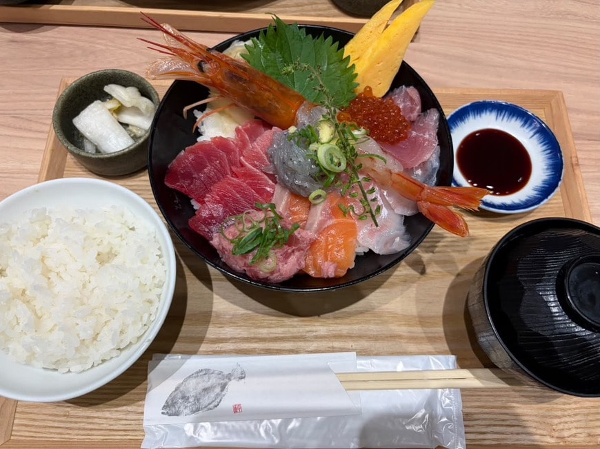 一見普通の海鮮丼に見えるものの&hellip;