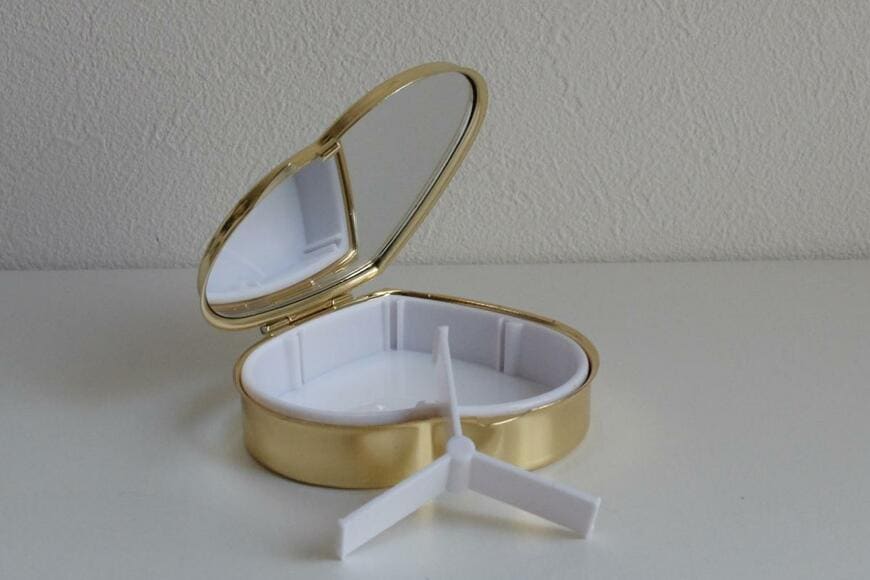 ダイソー「ミラー付きミニケース、ハートB(ティンカー・ベル)」