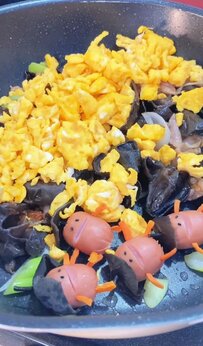 【ソーセー人に注目】息子と夫に作る「卵とキクラゲのオイスターソース炒め弁当」が話題