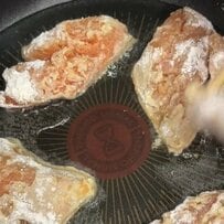 星形の卵焼きが可愛い！妻が夫に作る【鮭の唐揚げ弁当】カラっと揚がった鮭の唐揚げに絶品の副菜を綺麗に詰めて、愛情いっぱいのお弁当が素敵