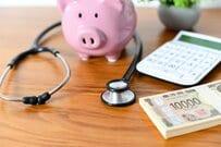 【75歳以上・後期高齢者医療制度】医療費の自己負担が3割になる年金収入はいくら？「給与・不動産収入がある人」は注意！