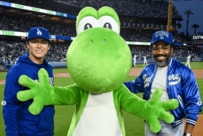 3人のヨッシーが大集合！ドジャース山本由伸選手のボブルヘッドデーの一幕が話題「おじさんは誰？」