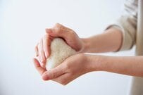 彼女に「三角のおにぎり作れないの？」と言われた彼氏　想像の斜め上を行く仕上がりに思わず目を疑う