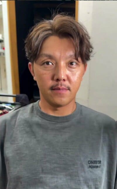前髪を流し、毛先に動きを出した大人ミディアム