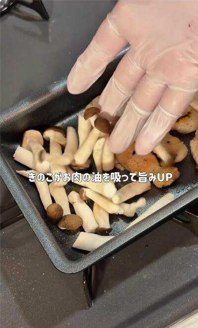 お肉を焼いたフライパンに加えられるしめじ