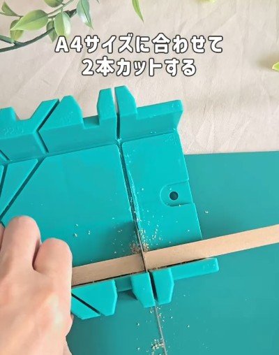 【100均DIY】セリアの木の「角棒」→“材料費550円”でA4イラストを飾れるおしゃれな「ウォールハンガー」に変身！