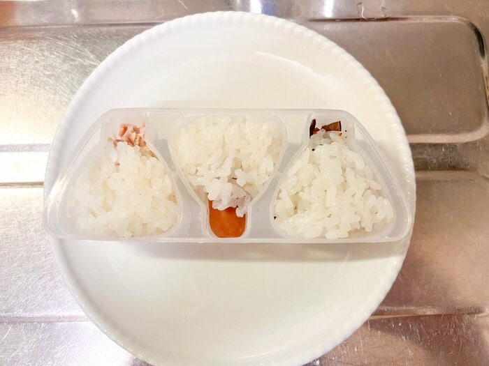 次にご飯を容器のフチまで入れます