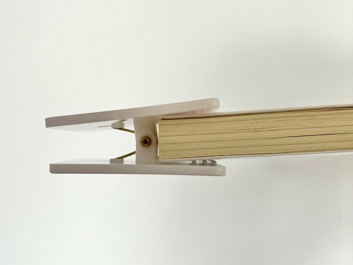 モフサンドのメモスタンドクリップはがばっと大きく開くため挟みやすい！