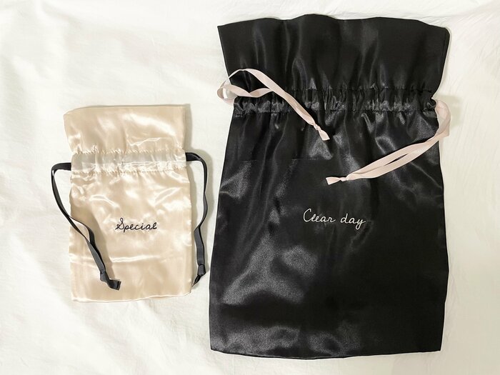 サイズ違いでベージュのサテン風巾着と、ブラックのサテン風巾着を購入