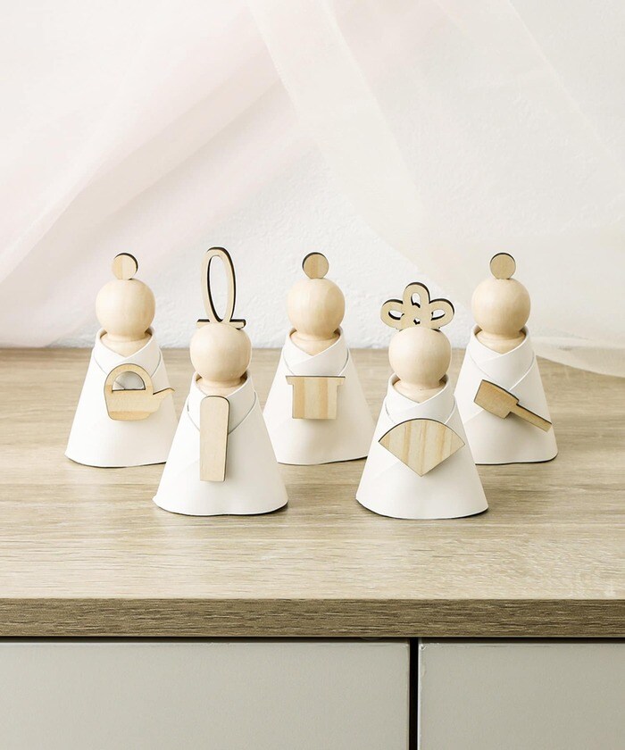 木のぬくもりあるひな人形