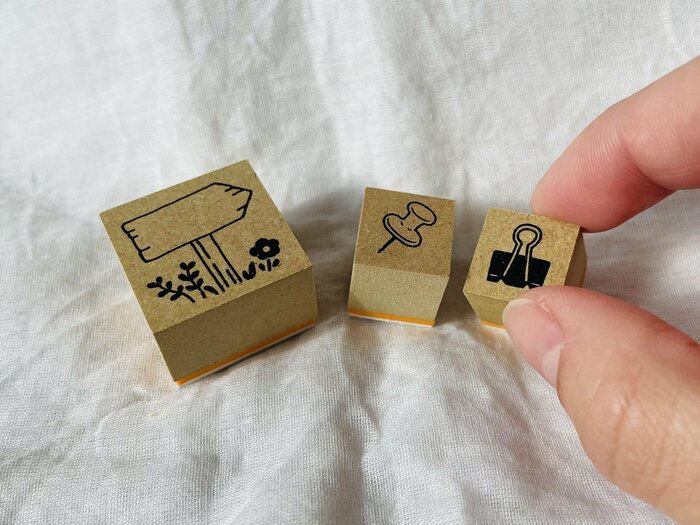 今回は、「おうち」シリーズの標識と「文具」シリーズのクリップの2種類を購入