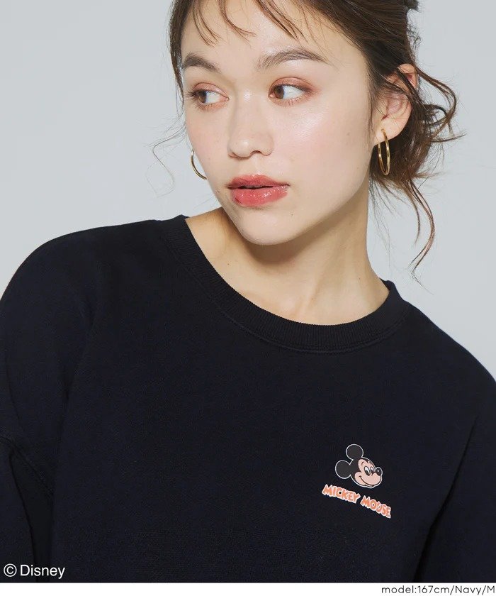 現在購入可能なカラーは知的な印象の「Navy」