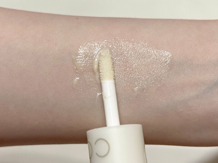 腕にアイシャドウベース単体で塗ってみました。