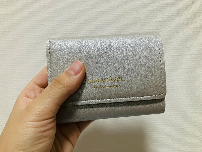 サイズは10.4cm×3cm×8cmで、女性が片手で持つのに便利な大きさ