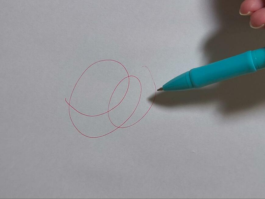 筆者撮影（ダイソー、たまごっち　３色ボールペン）