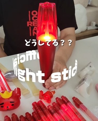 【推しグッズ整理】増え続ける〈ペンライトとLEDリストバンド〉→目からウロコの方法でスッキリ整理整頓！「私もやってみますねー」など反響の声が続々