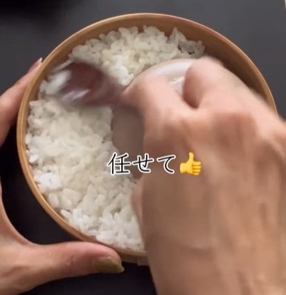 お弁当の仕切り不要で崩れにくい「ガパオ弁当」の盛り付け術。家にあるお椀を活用して、ご飯と具材をおしゃれに綺麗に詰める、マネしたい実用的なお弁当ハック