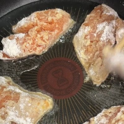 星形の卵焼きが可愛い！妻が夫に作る【鮭の唐揚げ弁当】カラっと揚がった鮭の唐揚げに絶品の副菜を綺麗に詰めて、愛情いっぱいのお弁当が素敵