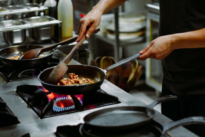 海外の飲食店で修業する料理人が作った賄い　「一番ウケた日本の人気メニュー」に思わず納得