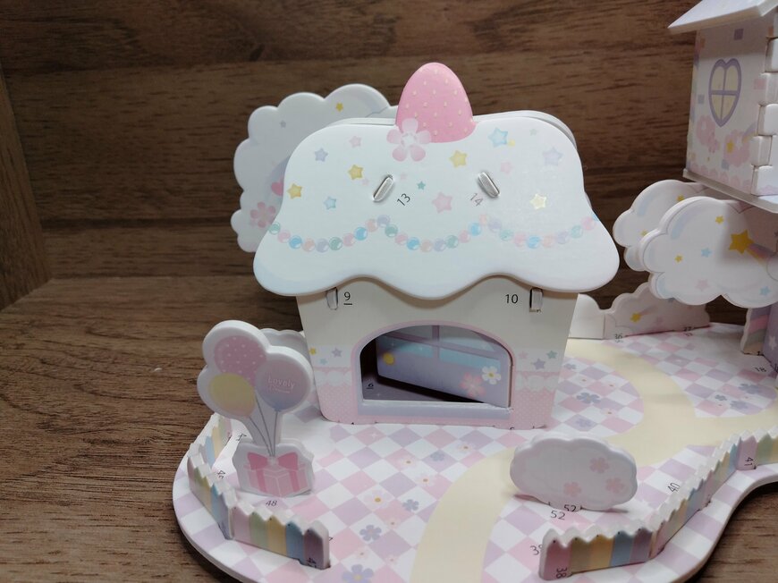 筆者撮影（セリア、つくろう！ ドールハウス 夢のお家）