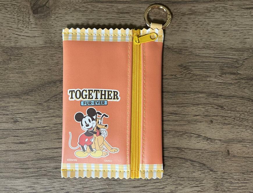 筆者撮影（ダイソー、お菓子風ポーチ、キーリング付（ミッキー＆フレンズ））