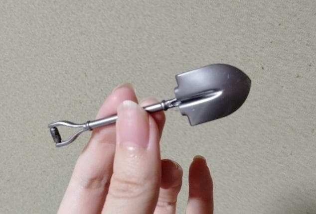 筆者撮影（山田化学株式会社、ミニチュア ショベル＆ヘルメット）