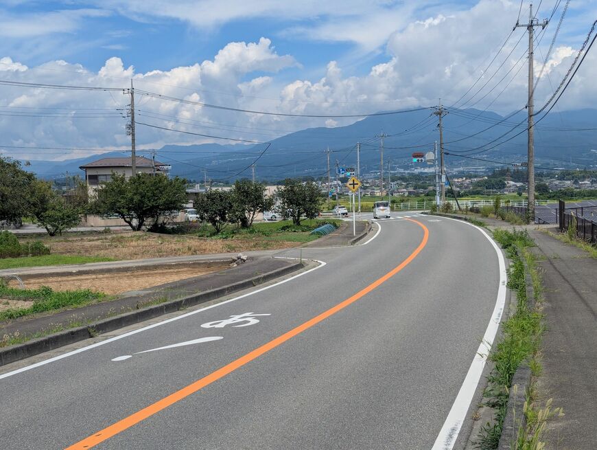 シンプルながらも目立つ路面標示