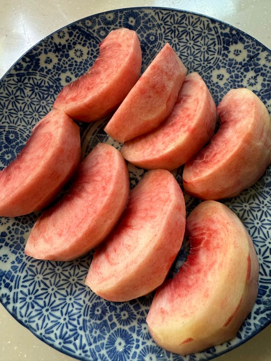 リンゴのように切られた桃