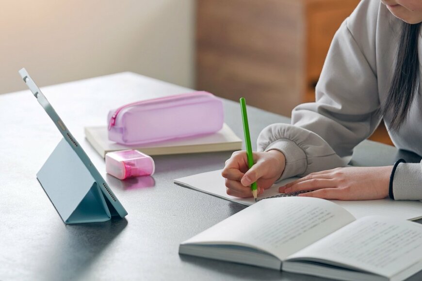 勉強する子供の手