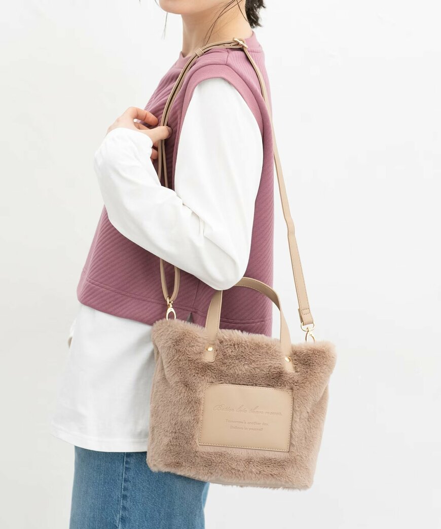 肩掛けや斜め掛けなどが楽しめる、長さ調節可能なショルダー付き