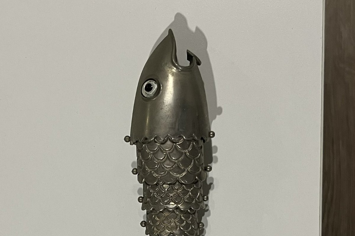 祖母の遺品から出てきた「謎の魚グッズ」に目を疑う 刻印されていた