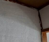 【空き家平屋DIY】「夫婦で協力」壁際のはみ出た塗装を綺麗に除去！新築のような出来栄えに感動